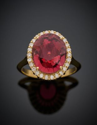 une bague en rubis et diamants