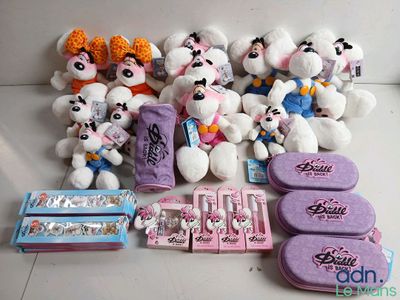 beaucoup de peluches posées sur une table