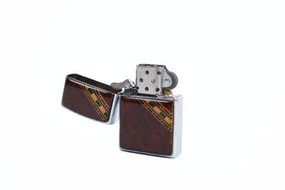 un briquet posé sur une table