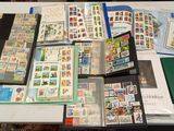 une table sur laquelle sont posés de nombreux timbres