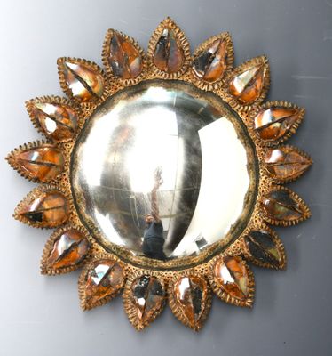 un miroir accroché au mur de la pièce