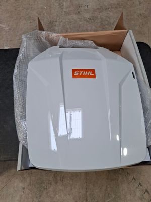 une boîte sur laquelle est posé un casque de moto