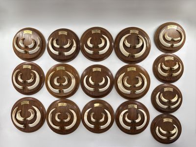 beaucoup de boutons en bois posés sur une table