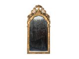 un miroir avec un cadre en or