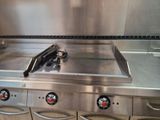 une cuisinière à trois feux dans une cuisine