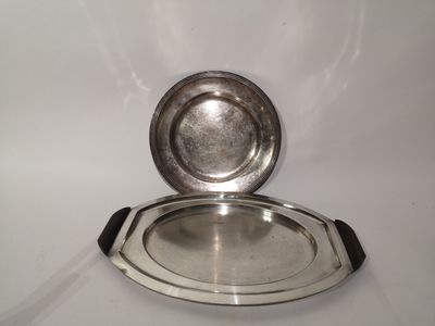 un plateau en argent sur lequel est posée une assiette en argent