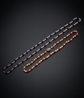 un ensemble de trois colliers composés de perles rouges, blanches et bleues