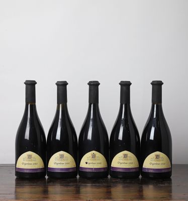 six bouteilles de vin alignées sur une table en bois