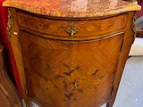 une petite commode avec un plateau en marbre