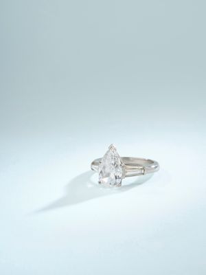 Travail contemporain Bague solitaire en platine 850‰ centrée…