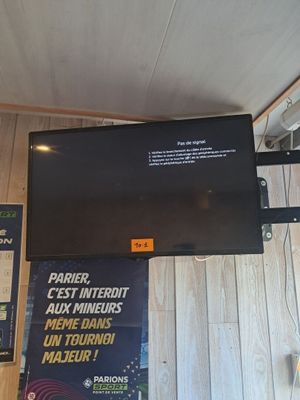 un téléviseur fixé au mur dans une pièce