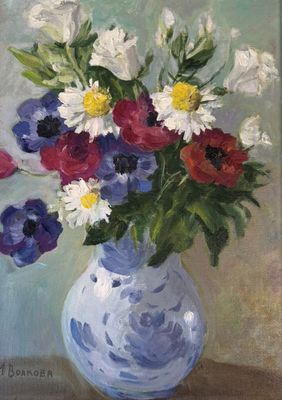 une peinture de fleurs dans un vase bleu sur une table