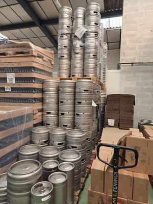 une grande pile de fûts de bière posée sur une palette