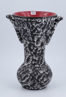 VALLAURIS. Vase en céramique à intérieur rouge.