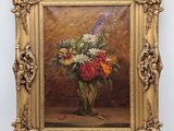 tableau représentant un vase de fleurs posé sur une table, avec un cadre doré