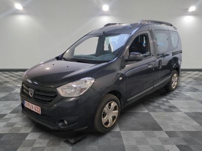 une photo d'une camionnette grise garée dans une pièce