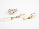 deux paires de boucles d'oreilles et une boucle d'oreille en perle