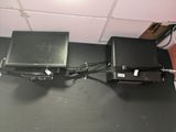 un ordinateur portable et un écran posés sur un bureau