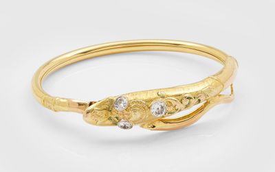 Gros plan sur une bague en or ornée de diamants