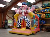une structure gonflable avec un clown dessus