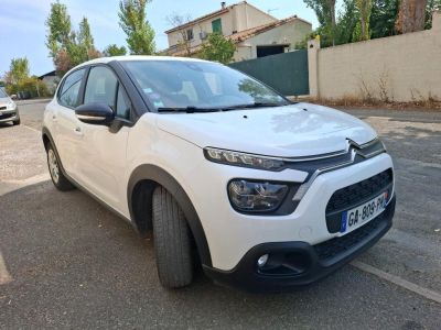 la voiture blanche est garée sur le côté de la route