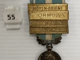l'image d'une médaille entourée d'un ruban sur une surface blanche