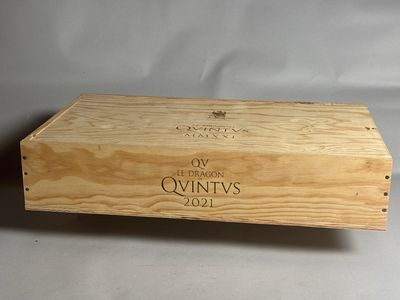 une boîte en bois vide sur laquelle sont inscrits ces mots, posée sur une table