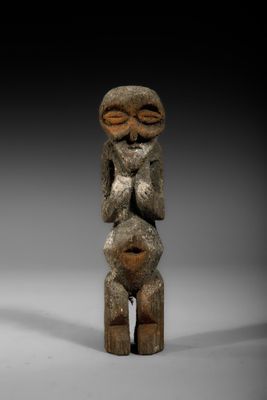 une statue d'un homme tenant un bébé dans ses bras
