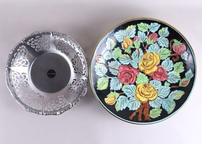 deux assiettes ornées de fleurs, posées l'une à côté de l'autre