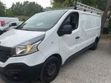 la photo d'une camionnette blanche garée sur un parking
