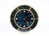 une photo d'une horloge au cadran bleu et aux bordures dorées