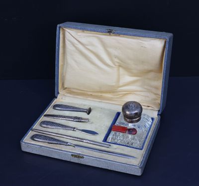 un coffret en argent contenant de l'argenterie, posé sur une surface noire