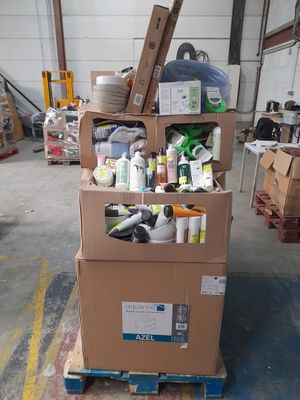un carton rempli d'articles posé sur une palette dans un entrepôt