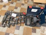 beaucoup d'outils électriques qui traînent par terre
