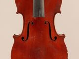 un vieux violon avec un archet accroché à son dos