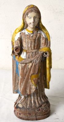 une statue ancienne d'une femme tenant un bébé dans ses bras