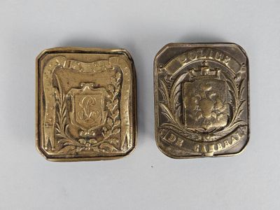 paire de boutons plaqués or ornés d'un blason et d'un emblème