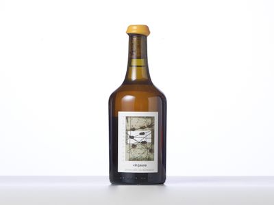une bouteille de vin posée sur une table