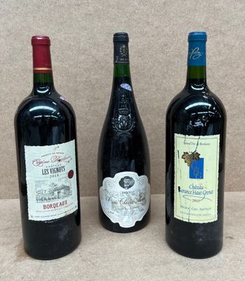 trois bouteilles de vin posées sur une table