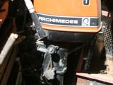 un petit moteur qui traîne dans un garage