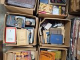de nombreux cartons de livres posés sur le sol les uns à côté des autres