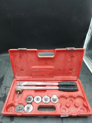 une image représentant un ensemble d'outils dans un coffret rouge posé sur une surface noire