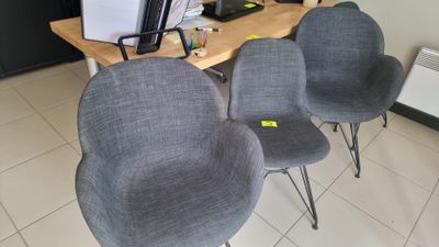 trois chaises placées devant un ordinateur