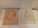 Deux dessins représentant un homme et une femme sont posés sur une table.