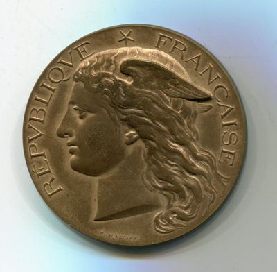 gros plan d'une pièce de monnaie sur laquelle figure un visage de femme