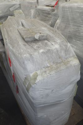 une pile de bagages posée sur une palette dans un entrepôt