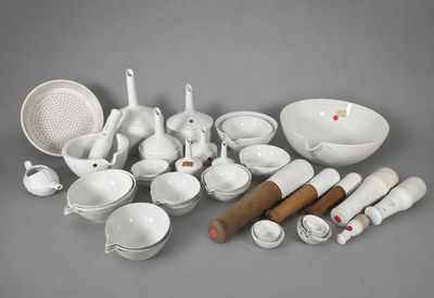beaucoup de vaisselle et d'ustensiles blancs sur la table
