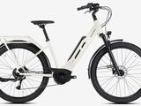 un gros plan d'un vélo électrique blanc équipé d'une selle noire