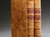 deux vieux livres posés l'un sur l'autre sur une table