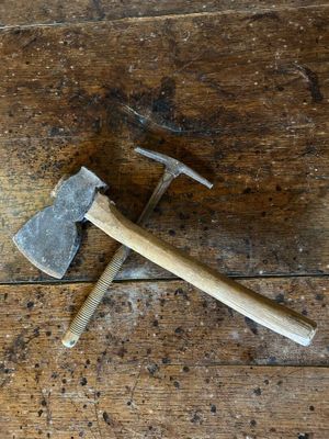 deux marteaux et un marteau sur un plancher en bois